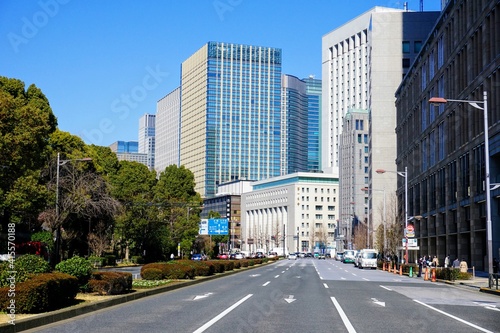 東京日比谷通り沿いの高層ビル群