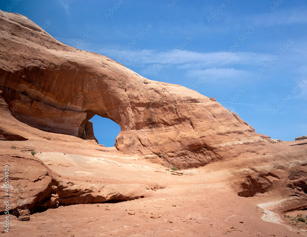 Fototapeta premium Fantastic Looking Glass Arch trail in the summertime on a partly cloudy day