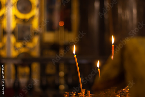 Tableau sur toile Lighted candles in the Orthodox Church