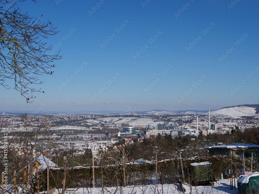 Panoramablick über den östlichen Teil von Stuttgart über das Neckartal in Richtung Fellbach