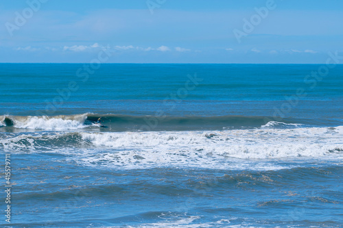 Oceano azul, lindo dia de sol para surfar. Pegando onda.