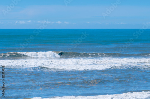 Oceano azul  lindo dia de sol para surfar. Pegando onda.