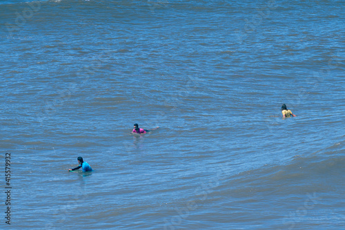 Oceano azul, lindo dia de sol para surfar. Pegando onda.