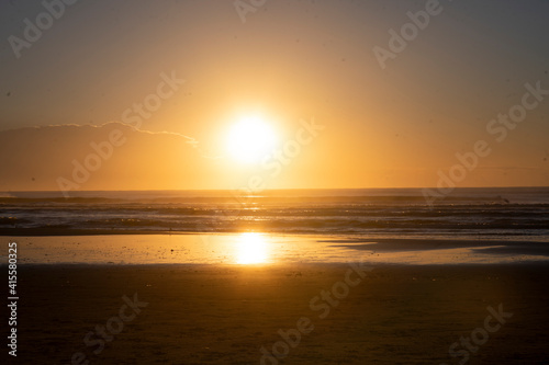 Lindo por do sol na praia. Sol laranja no oceano. 