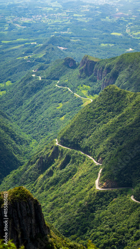 Linda paisagem do vale, estrada na montanha.