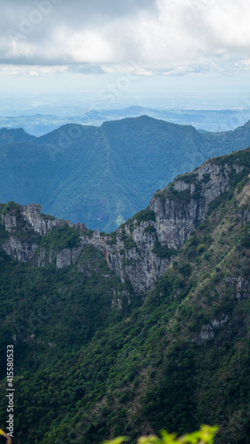 Linda paisagem do vale, estrada na montanha.