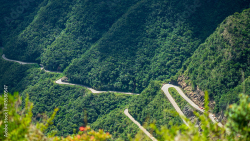 Linda paisagem do vale, estrada na montanha.
