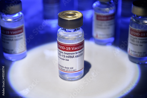 印象的なCOVID-19ワクチンのイメージ