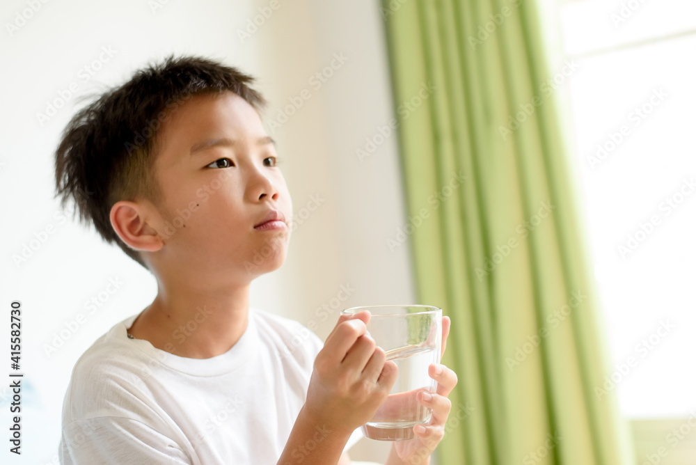 © TinPong - Boy drink a water © TinPong - Boy drink a water