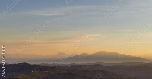 Montagne e valli dell   Appennino in un tramonto di luce e foschia azzurro e arancio