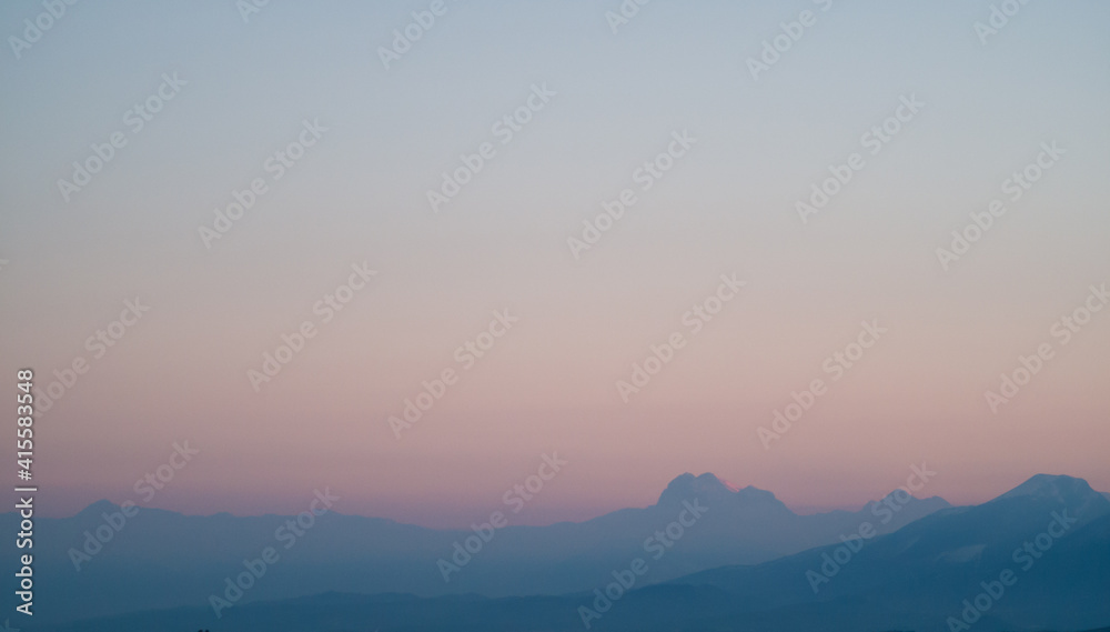 Fototapeta premium Roseo tramonto sulle azzurre montagne dell’Appennino