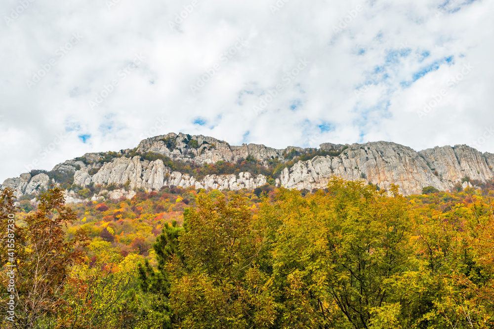 Obraz premium mountains and forests of crimea on an autumn day