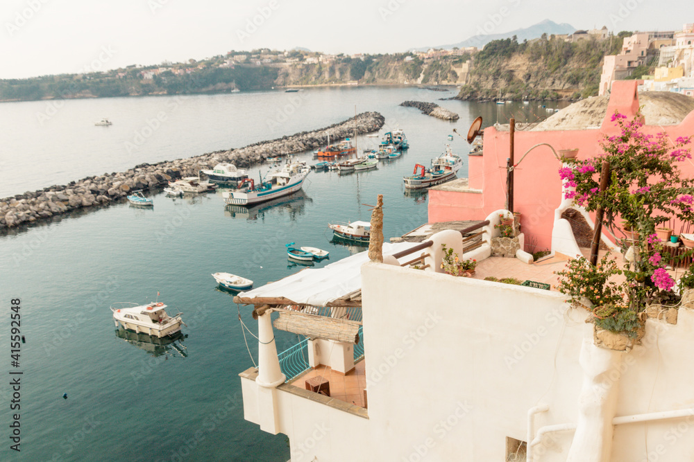 jolie vue sur le port de Corricella sur l'île de Procida dans la baie de Naples, célèbre pour ses maisons colorées