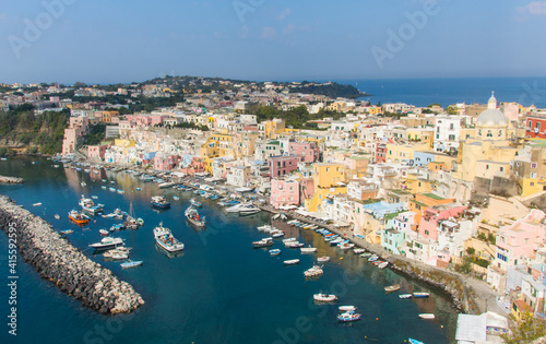 jolie vue sur le port de Corricella sur l'île de Procida dans la baie de Naples, célèbre pour ses maisons colorées © jef 77