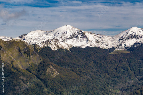 Vue panoramique sur le massif des Pyr  enn  es depuis la station de ski de Guzet    Ustou  en Arri  ge 