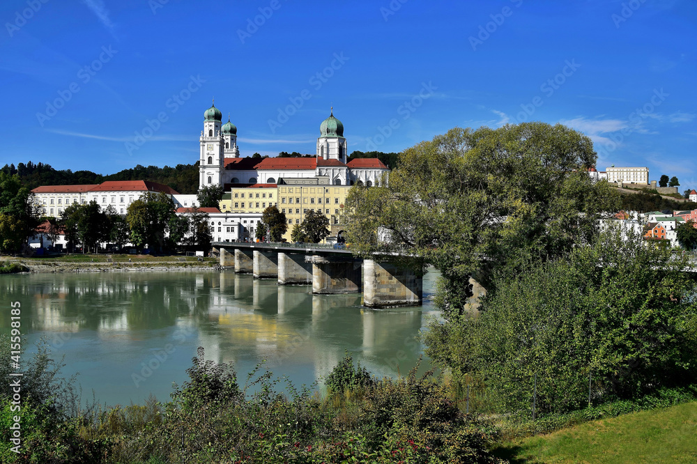 Marienbrücke in Passau über die Donau mit Stephansdom
