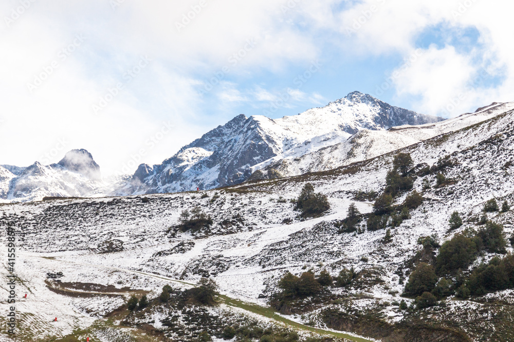 Obraz premium Vue panoramique sur le massif des Pyréennées depuis la station de ski de Guzet à Ustou, en Arriège,