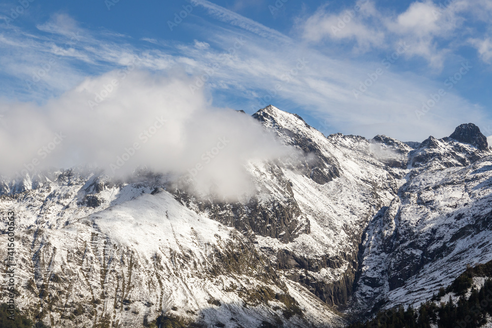 Vue panoramique sur le massif des Pyréennées depuis la station de ski de Guzet à Ustou, en Arriège,