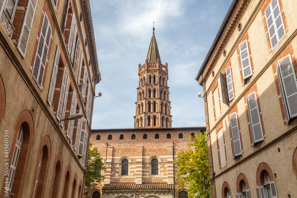 La basilique Saint-Sernin de Toulouse, une des plus grandes églises romanes conservées en Europe, sur la route du pèlerinage vers Saint Jacques de Compostelle