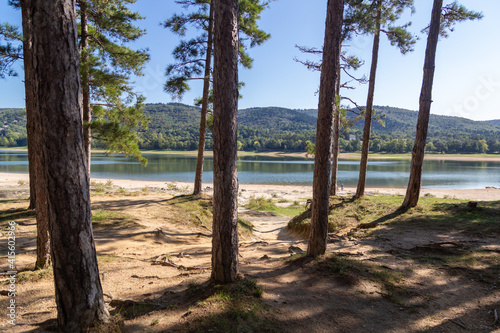 Tableau sur toile Le lac de Saint-Férréol, dans les départements de la Haute-Garonne, du Tarn et d