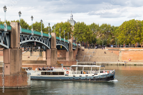 Un bateau sous le pont Saint-Pierre de Toulouse qui enjambe la Garonne et relie la place Saint-Pierre à l'hospice de la Grave