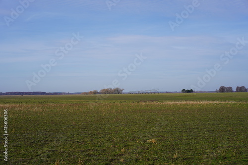 Panoramalandschaft von großen Feldbrachen während der Ruhezeit mit Bewässerungsanlage in Brandenburg