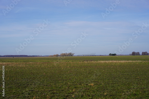 Panoramalandschaft von großen Feldbrachen während der Ruhezeit mit Bewässerungsanlage in Brandenburg photo