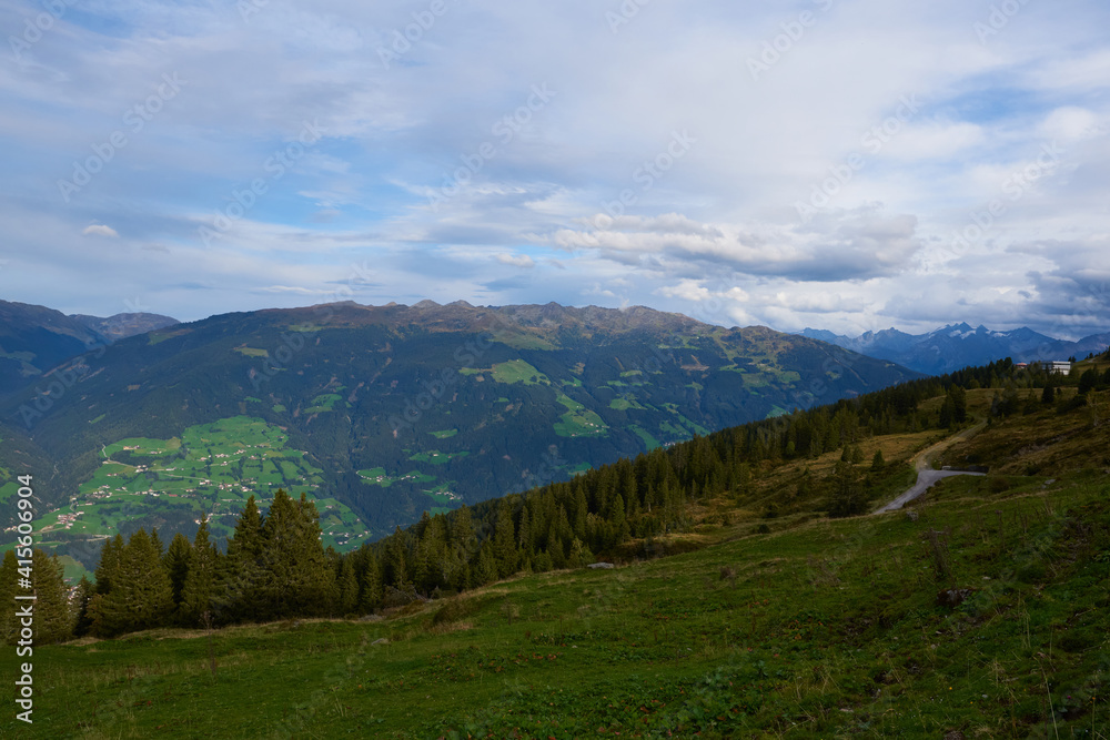 Naklejka premium Auf der Zillertaler Höhenstraße in Österreich im Herbst 