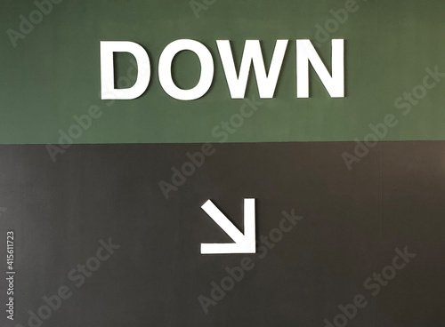 Downward symbols and characters For the parking floor in the building