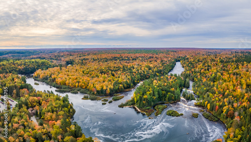 Картината върху платно Autumn colors of Lower Tahquamenon Falls basin in Tahquamenon State Park in the