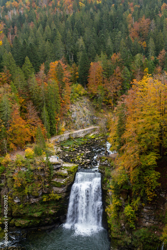 Couleurs d'automne au saut du Doubs, une chute de 27 mètres de hauteur sur le Doubs, à Villers-le-lac, en Franche-Comté, à la frontière entre la France et la Suisse