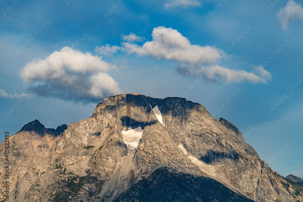 Obraz premium High mountain peak in Wyoming with cloudy sky