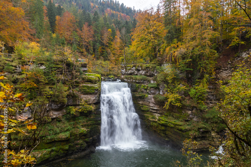Couleurs d'automne au saut du Doubs, une chute de 27 mètres de hauteur sur le Doubs, à Villers-le-lac, en Franche-Comté, à la frontière entre la France et la Suisse Couleurs d'automne au saut du Doubs, une chute de 27 mètres de hauteur sur le Doubs, à Villers-le-lac, en Franche-Comté, à la frontière entre la France et la Suisse