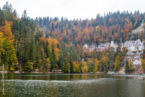 Couleurs d'automne sur les bassins du Doubs, à Villers-le-lac, en Franche-Comté, à la frontière entre la France et la Suisse photo