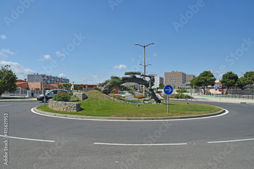 Fototapeta Naklejka Na Ścianę i Meble -  Rond-point dans la ville de Port-la-Nouvelle,  Aude, Languedoc, Occitanie.