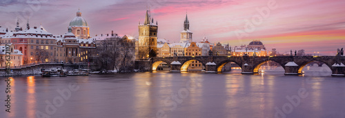 Tela panorama of snowy charles bridge at sunset in winter and pink colored sky with