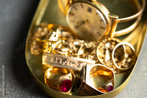 Foto Old and broken jewelry, vintage watches on dark background