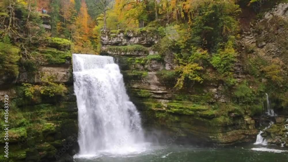 Couleurs d'automne au saut du Doubs, une chute de 27 mètres de hauteur sur le Doubs, à Villers-le-lac, en Franche-Comté, à la frontière entre la France et la Suisse