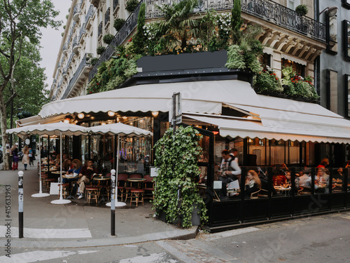 Photographie Boulevard San-German with tables of cafe in Paris, France