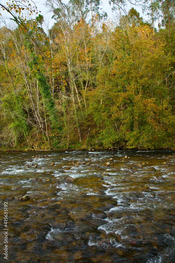 Río Piloña, Cuenca del Sella, Alrededores de Sevares, Asturias Río Piloña, Cuenca del Sella, Alrededores de Sevares, Asturias