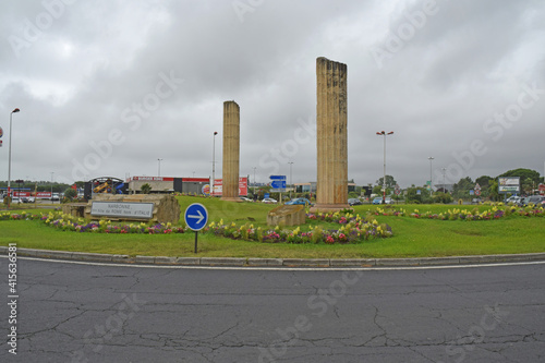 Rond-point décoré de colonne romaine à Narbonne, Aude, Languedoc, Occitanie. photo