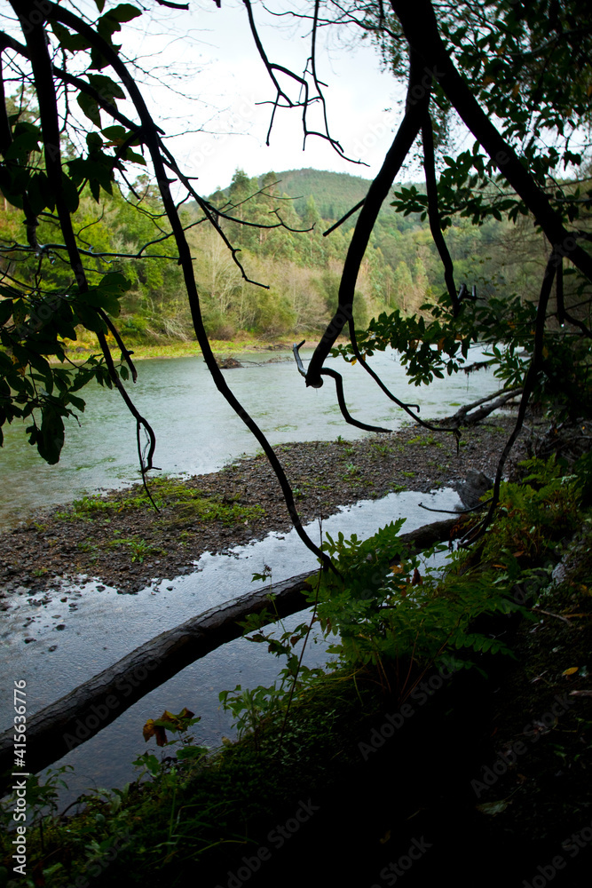 Río Navia, Pueblo Cacabellos, Asturias Río Navia, Pueblo Cacabellos, Asturias