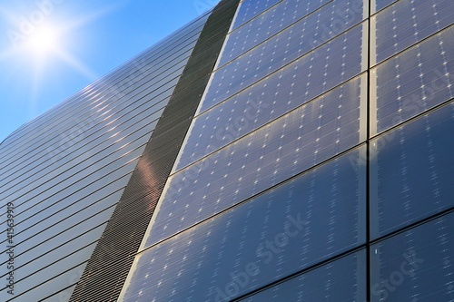 Mur de panneaux photovoltaïques d'un immeuble moderne  photo