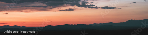 Atardecer en la Sierra de Guadarrama en Madrid, España. Cielo anaranjado con los últimos rayos del sol resaltando la silueta de las montañas ubicadas al norte de Madrid. © AngelLuis