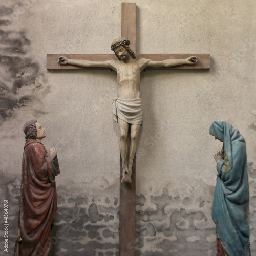 Jésus christ sur la croix, statue dans une église photo