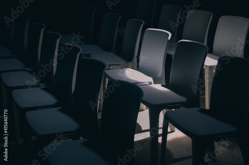 sièges vide sous une lumière photo
