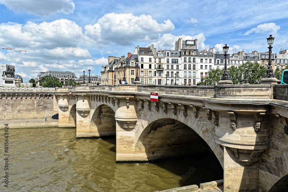 Naklejka premium Summer Paris, embankment of the Seine.