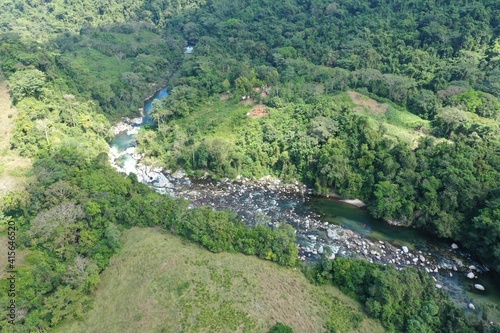 Montañas y ríos de la Sierra Nevada de Santa Marta, Colombia 