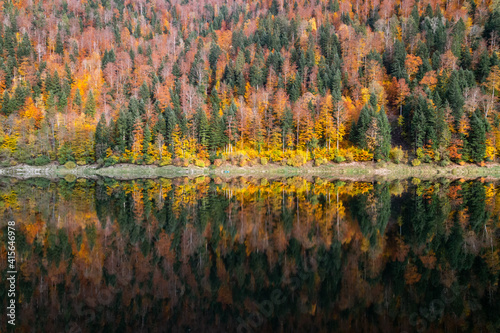 Paysage d'automne au barrage du Châtelot, sur le cours du Doubs à la frontière entre la France et la Suisse