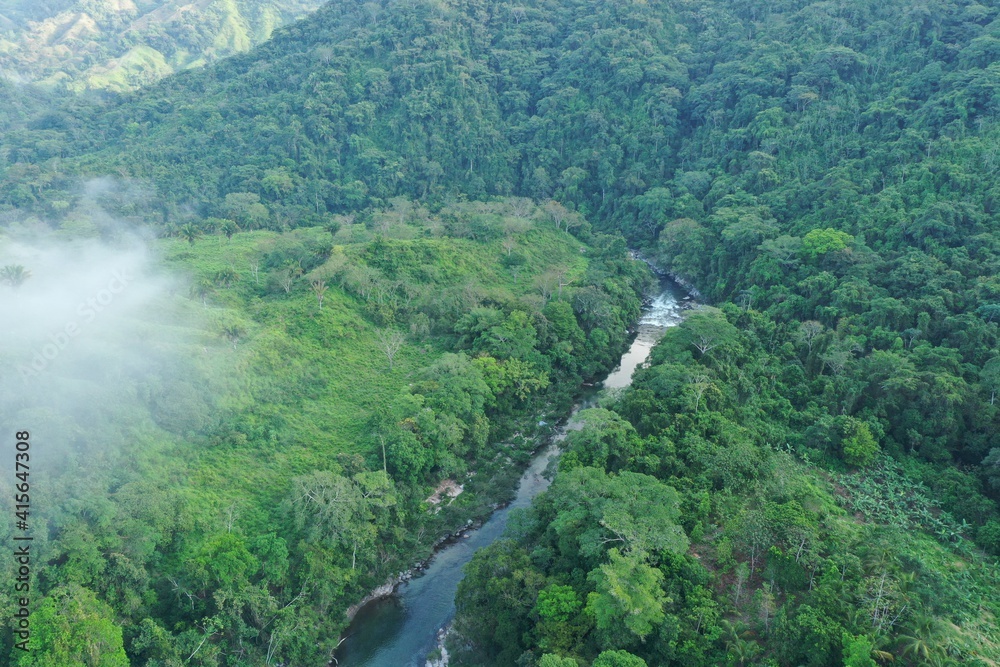 Montañas y ríos de la Sierra Nevada de Santa Marta, Colombia  